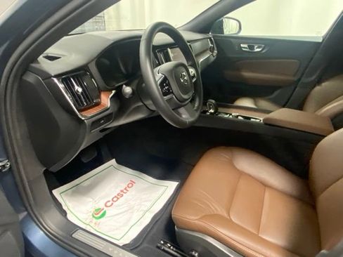 Used 2025 Volvo V60 B5 Cross Country Plus image 10