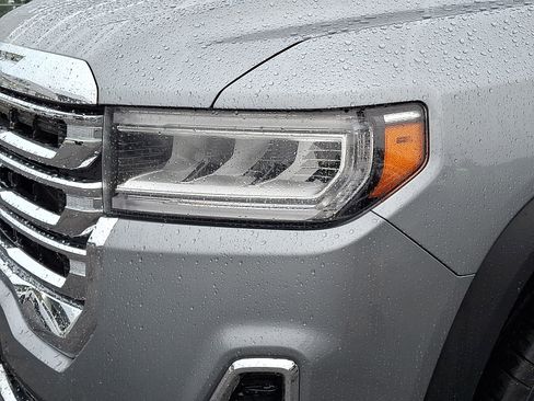 Certified 2023 GMC Acadia SLT w/ Technology Package AWD/4WD image 9