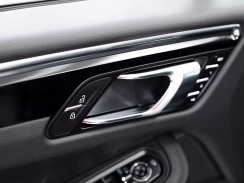 Certified 2025 Porsche Macan image 20