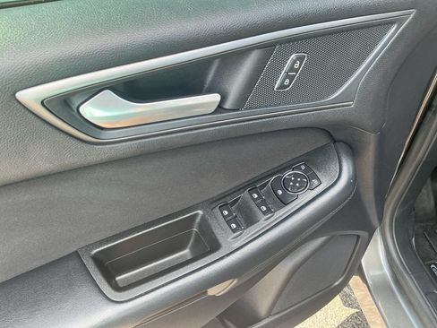 Used 2019 Ford Edge SE FWD image 16