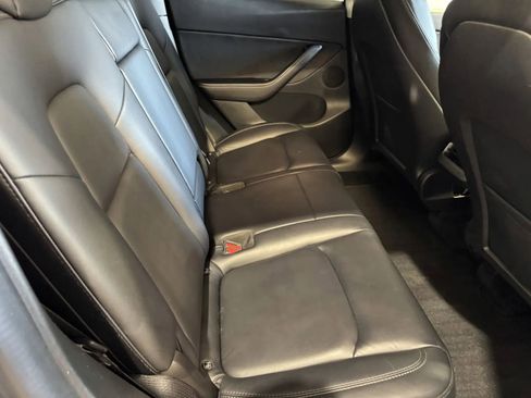 Used 2022 Tesla Model Y Long Range image 8