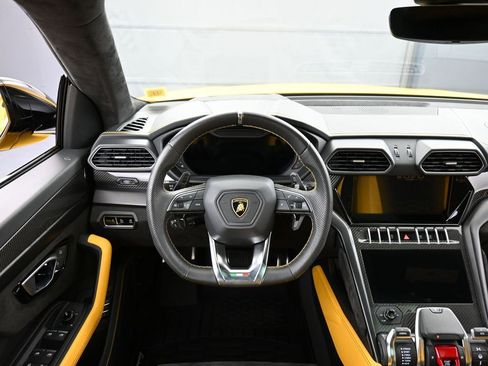 Used 2022 Lamborghini Urus image 17