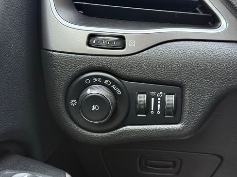 Used 2019 Jeep Cherokee Latitude Plus w/ Cold Weather Group AWD/4WD image 17