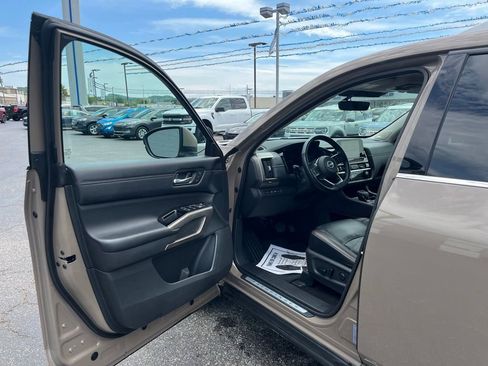Used 2023 Nissan Pathfinder Platinum AWD/4WD image 13