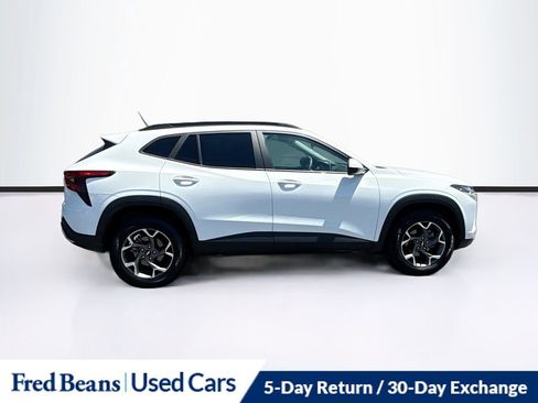 Used 2025 Chevrolet Trax LT FWD image 12