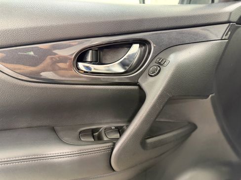 Used 2018 Nissan Rogue SV image 11