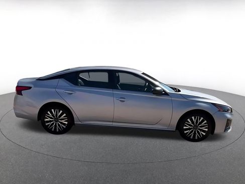 Used 2025 Nissan Altima 2.5 SV FWD image 9