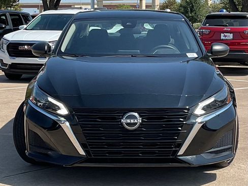 Used 2025 Nissan Altima 2.5 SV FWD image 2