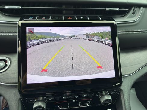 Used 2022 Jeep Grand Cherokee Overland AWD/4WD image 19
