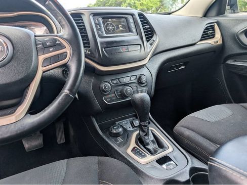 Used 2017 Jeep Cherokee Latitude w/ Cold Weather Group AWD/4WD image 22