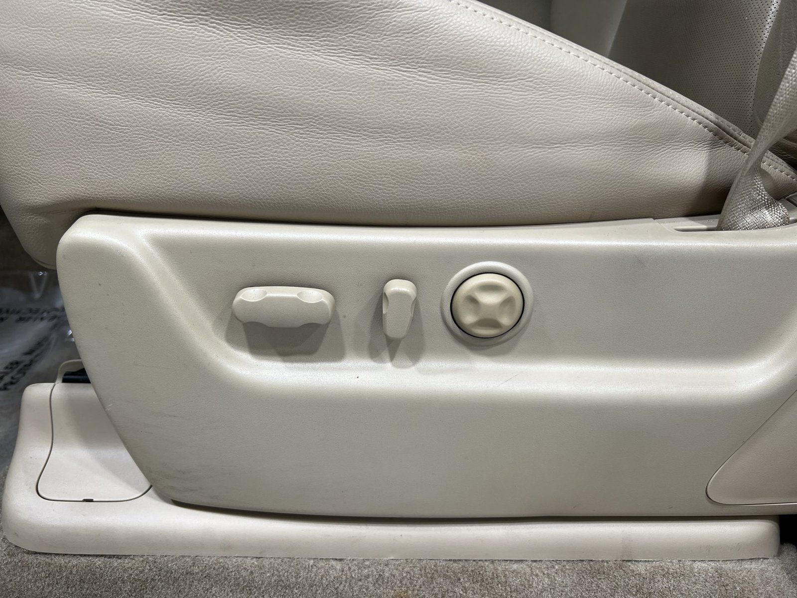 Used 2011 Chevrolet Avalanche LTZ RWD image 12