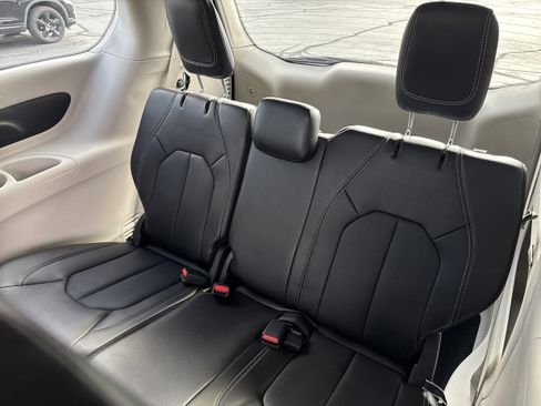 Used 2023 Chrysler Pacifica Touring-L image 8