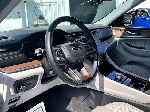 Used 2022 Jeep Grand Cherokee L Summit w/ Luxury Tech Group V image 16