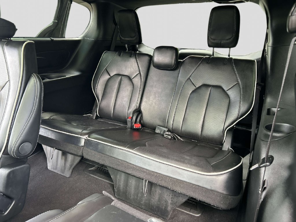 Used 2025 Chrysler Pacifica Limited FWD image 11