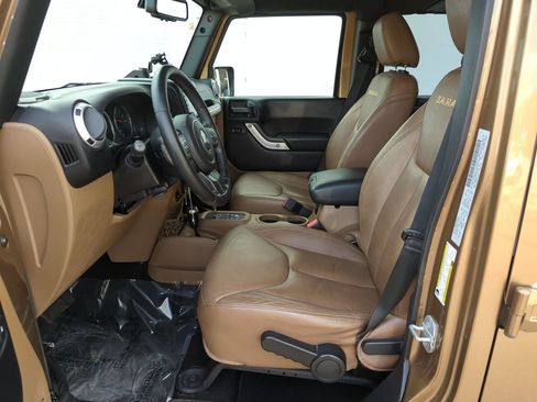 Used 2015 Jeep Wrangler Unlimited Sahara w/ Connectivity Group AWD/4WD image 17