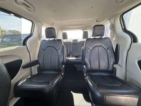 Used 2024 Chrysler Pacifica Touring-L image 25