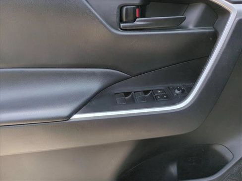 Used 2021 Toyota RAV4 LE FWD image 9