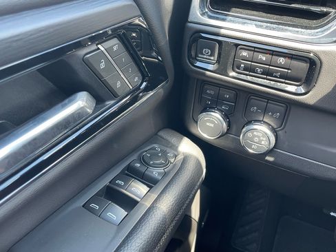 Used 2025 GMC Yukon XL Denali AWD/4WD image 12