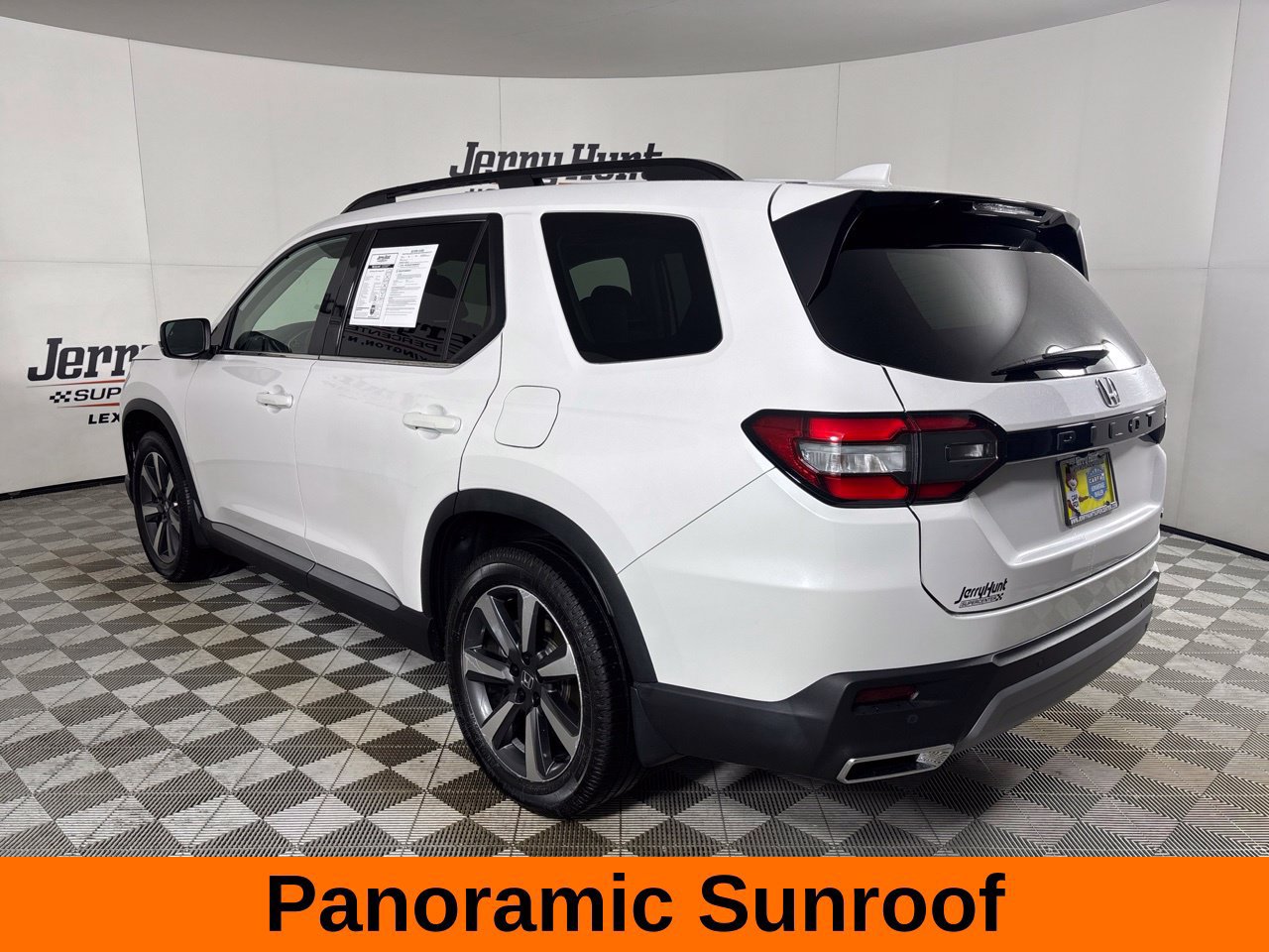 Used 2025 Honda Pilot Touring image 8