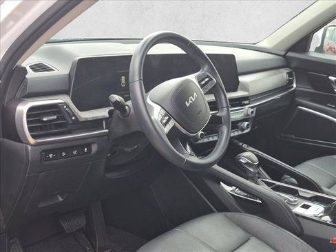 Used 2024 Kia Telluride EX w/ EX Captain's Chair Package FWD image 2