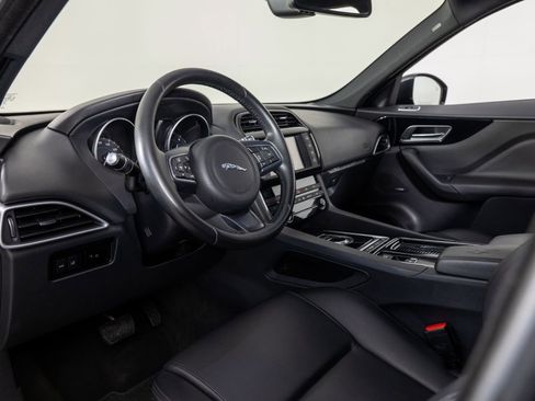 Used 2018 Jaguar F-PACE Premium image 12