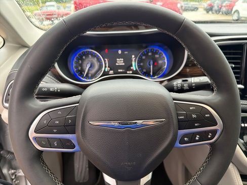 Used 2024 Chrysler Pacifica Limited FWD image 17