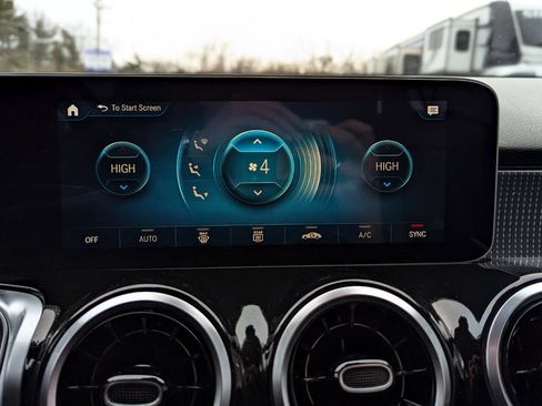 Used 2021 Mercedes-Benz GLB 250 4MATIC image 21