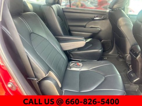Used 2022 Toyota Highlander XLE AWD/4WD image 7
