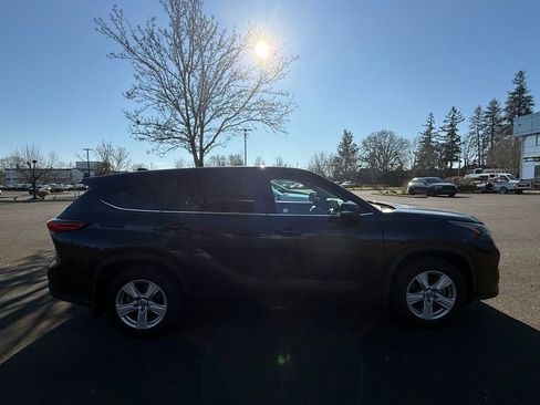 Used 2023 Toyota Highlander LE image 6