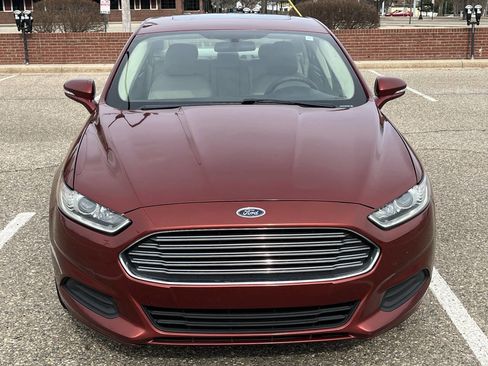 Used 2014 Ford Fusion SE FWD image 2