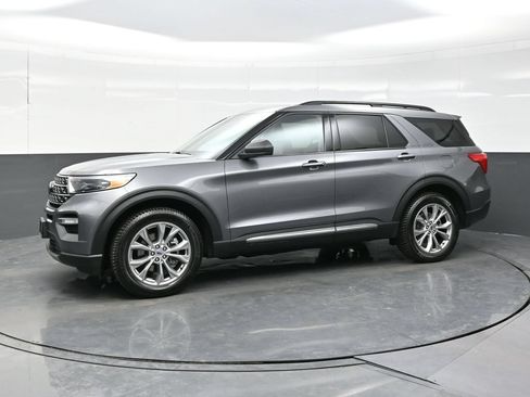 Used 2022 Ford Explorer XLT w/ Equipment Group 202A AWD/4WD image 3