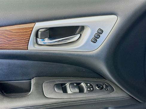 Used 2020 Nissan Pathfinder Platinum AWD/4WD image 18