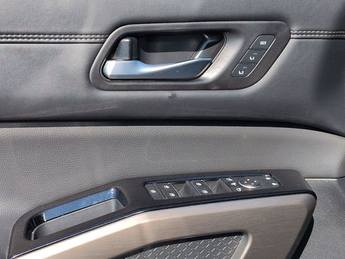 Used 2025 Nissan Pathfinder Platinum FWD image 13