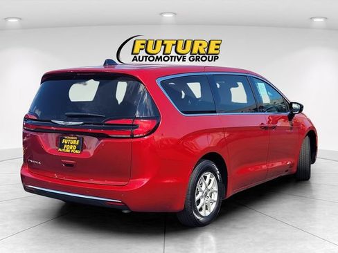 Used 2025 Chrysler Pacifica Select FWD image 4