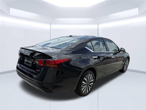 Used 2025 Nissan Altima 2.5 SV AWD/4WD image 7