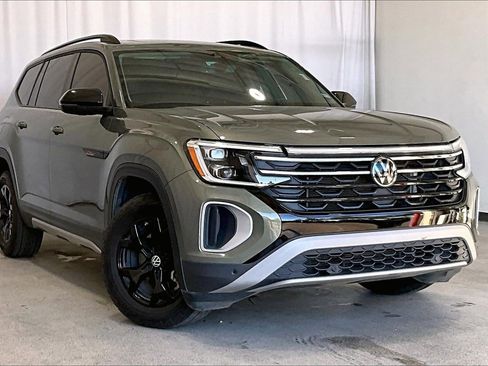 Used 2024 Volkswagen Atlas Peak Edition SE image 1