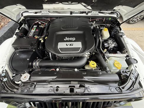 Used 2017 Jeep Wrangler Sahara AWD/4WD image 29