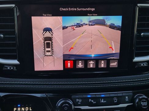 Used 2023 Chrysler Pacifica Touring-L image 19