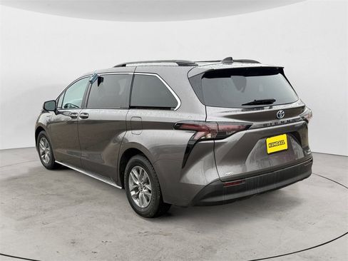 Used 2023 Toyota Sienna LE image 3