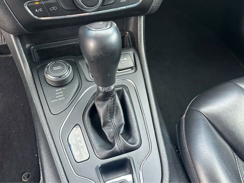 Used 2019 Jeep Cherokee Latitude Plus image 14