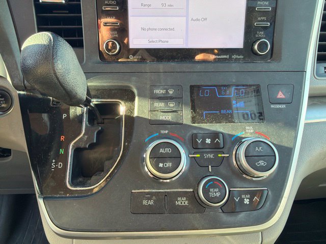 Used 2020 Toyota Sienna LE w/ LE Preferred Package FWD image 25