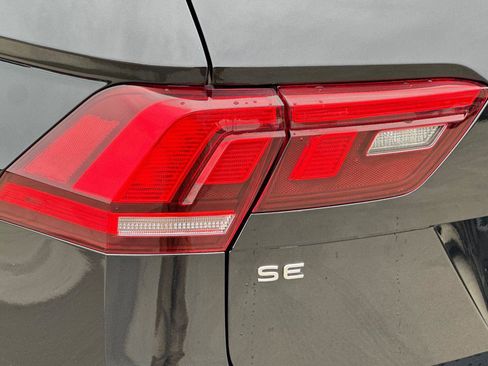 Used 2022 Volkswagen Tiguan SE R-Line image 34