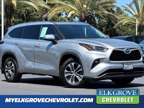 Used 2021 Toyota Highlander XLE AWD/4WD image 1