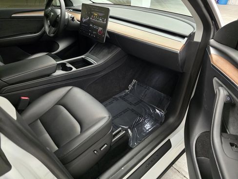 Used 2023 Tesla Model Y Long Range image 32