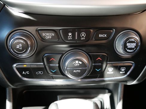 Used 2018 Jeep Cherokee Trailhawk w/ Cold Weather Group image 19