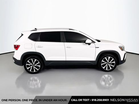 Used 2022 Volkswagen Taos SE FWD image 4
