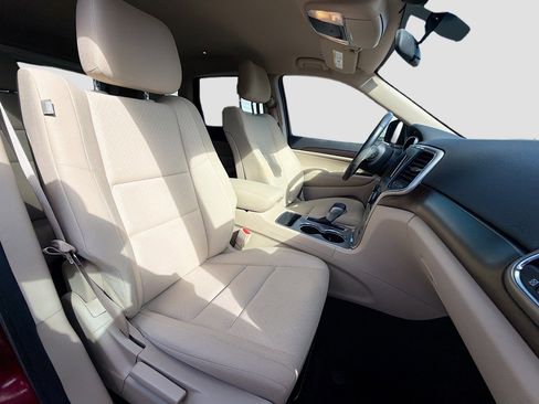 Used 2018 Jeep Grand Cherokee Laredo image 14