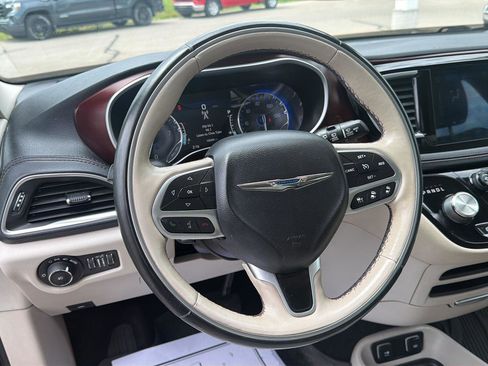 Used 2017 Chrysler Pacifica Limited w/ Advanced Safetytec Group FWD image 18