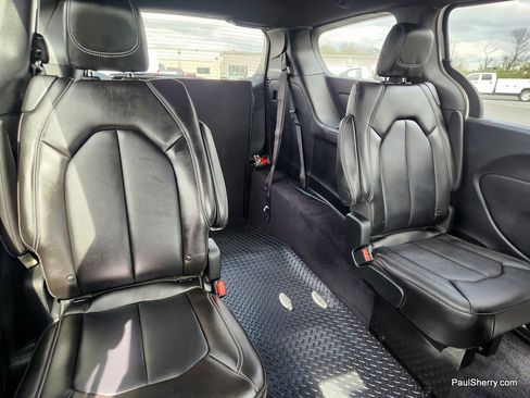 Used 2026 Chrysler Pacifica Select image 5