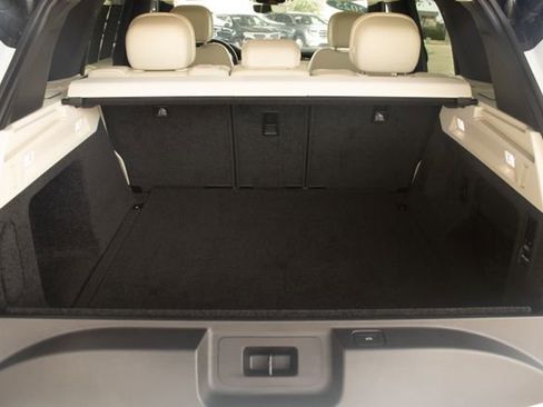 Used 2025 Land Rover Range Rover SE image 34